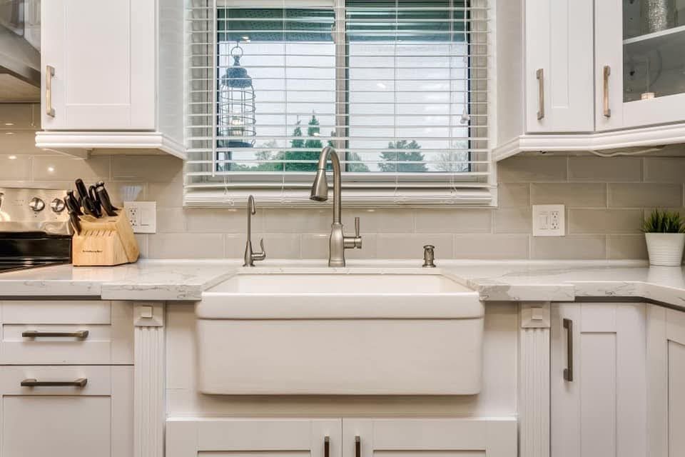 Farmhouse sink with subway tile backsplash